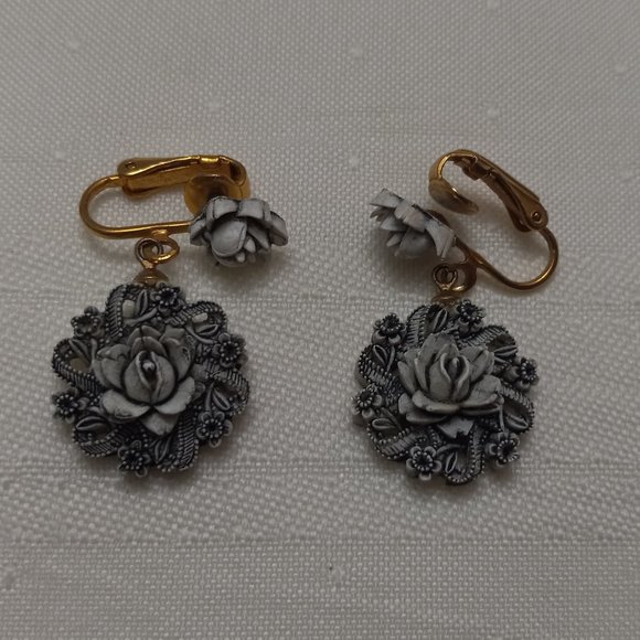 Vintage Black and White Molded Celluloid Flower Earrings - Picture 2 of 6